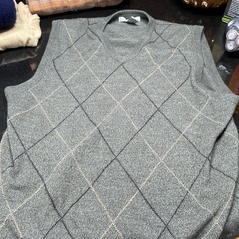 Really soft Jeffrey Bean men’s sweater vest size medium hundred percent acrylic